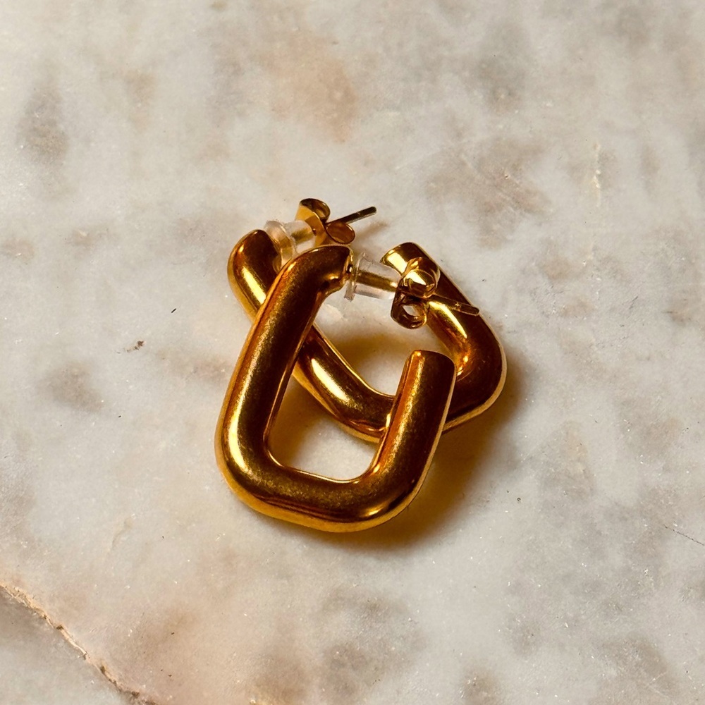 Chic Gold Plated Hoop Earrings - Picture 4 of 5